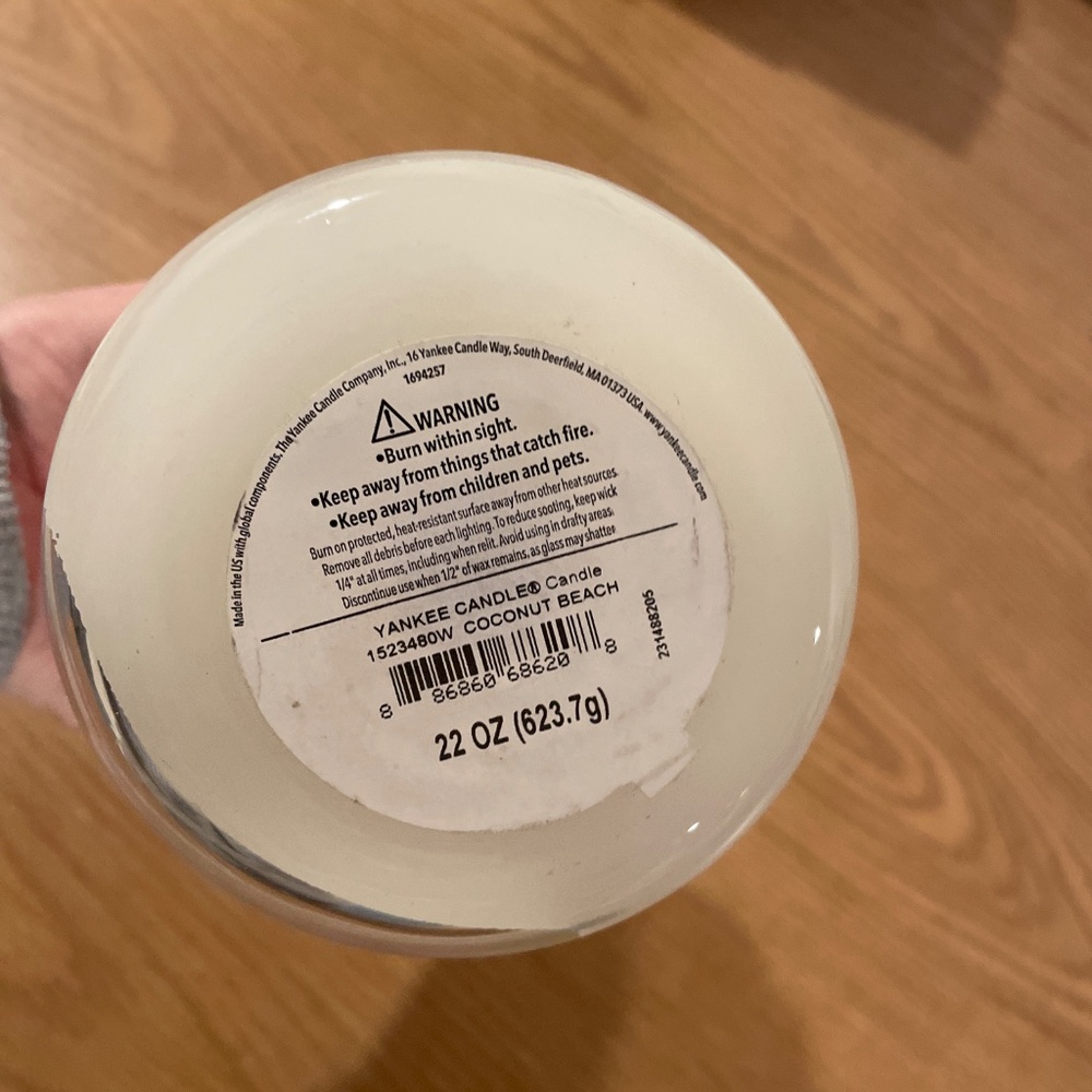 Yankee candle 22oz- coconut beach - Picture 2 of 2